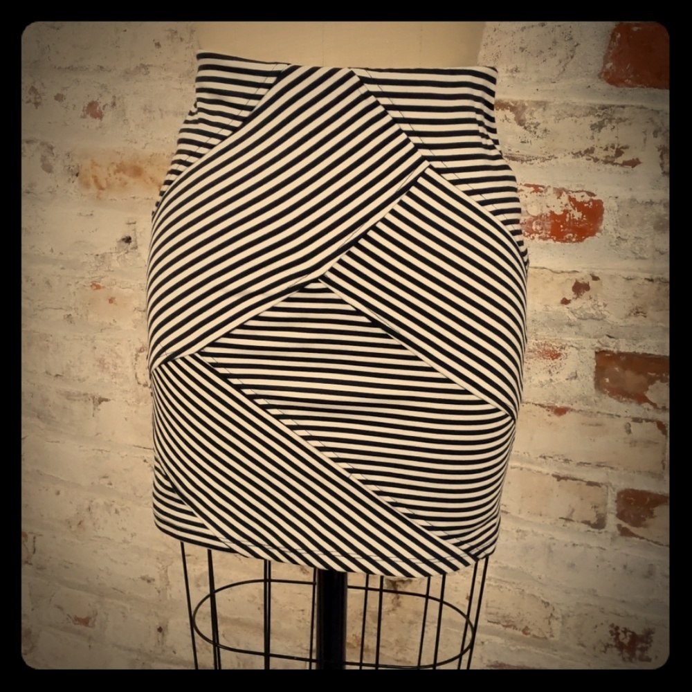 Xhilaration B&W Graphic Mini Skirt